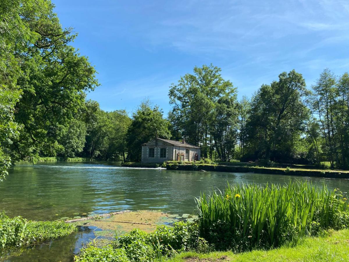 Château des Loups - Les Pommiers Echire Exterior foto