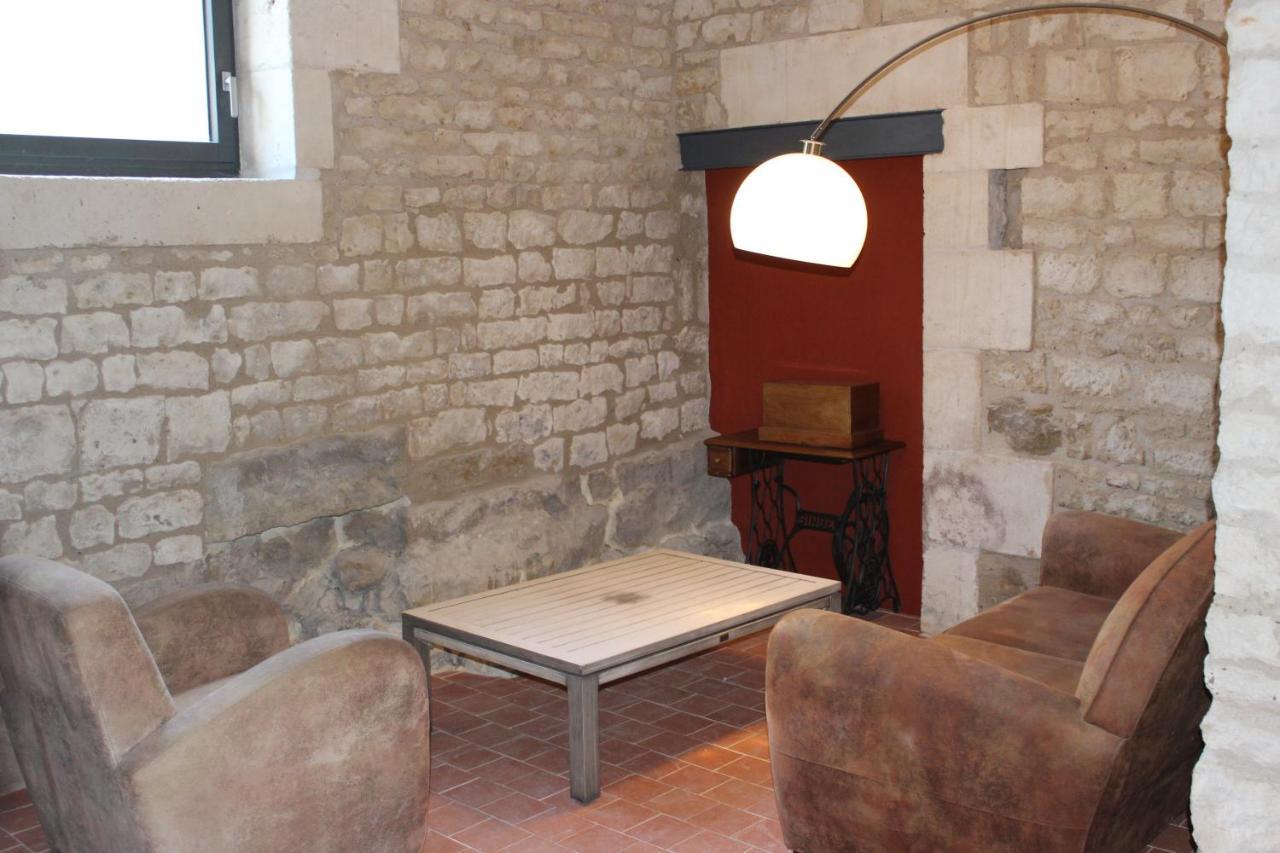 Château des Loups - Les Pommiers Echire Exterior foto